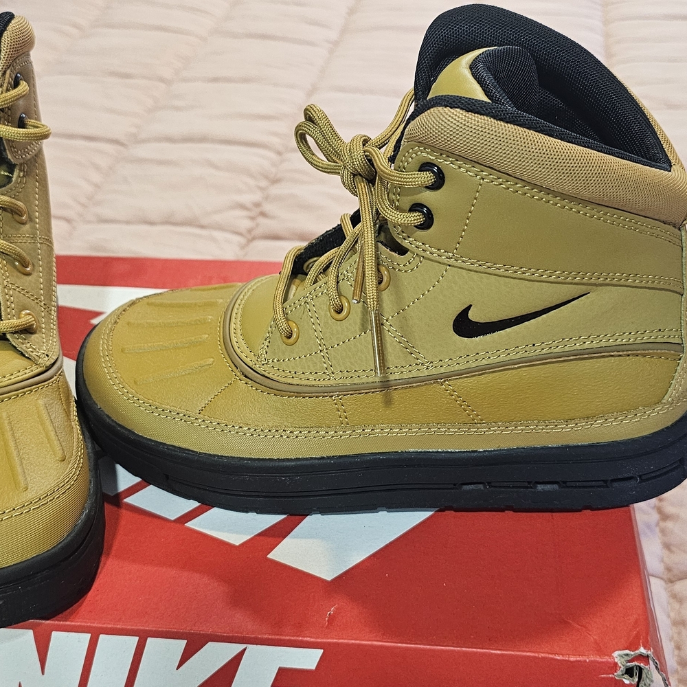 BRAND NEW NEVER WORN Nike Kids Tan and Black High-Top Sneakers